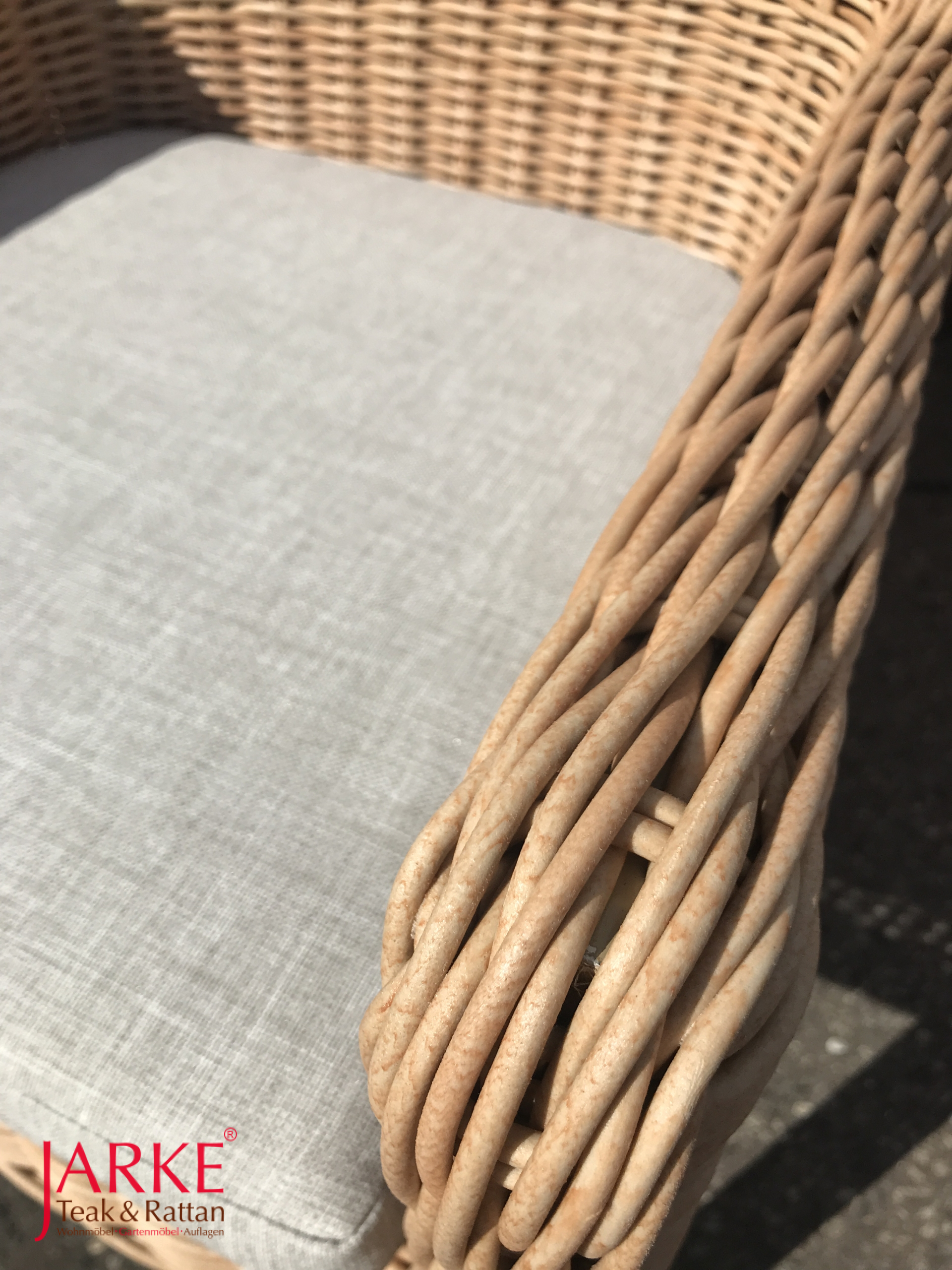 Gemütlicher Outdoor Sessel in der Farbe Sand/ Honig, mit Teak Beinen