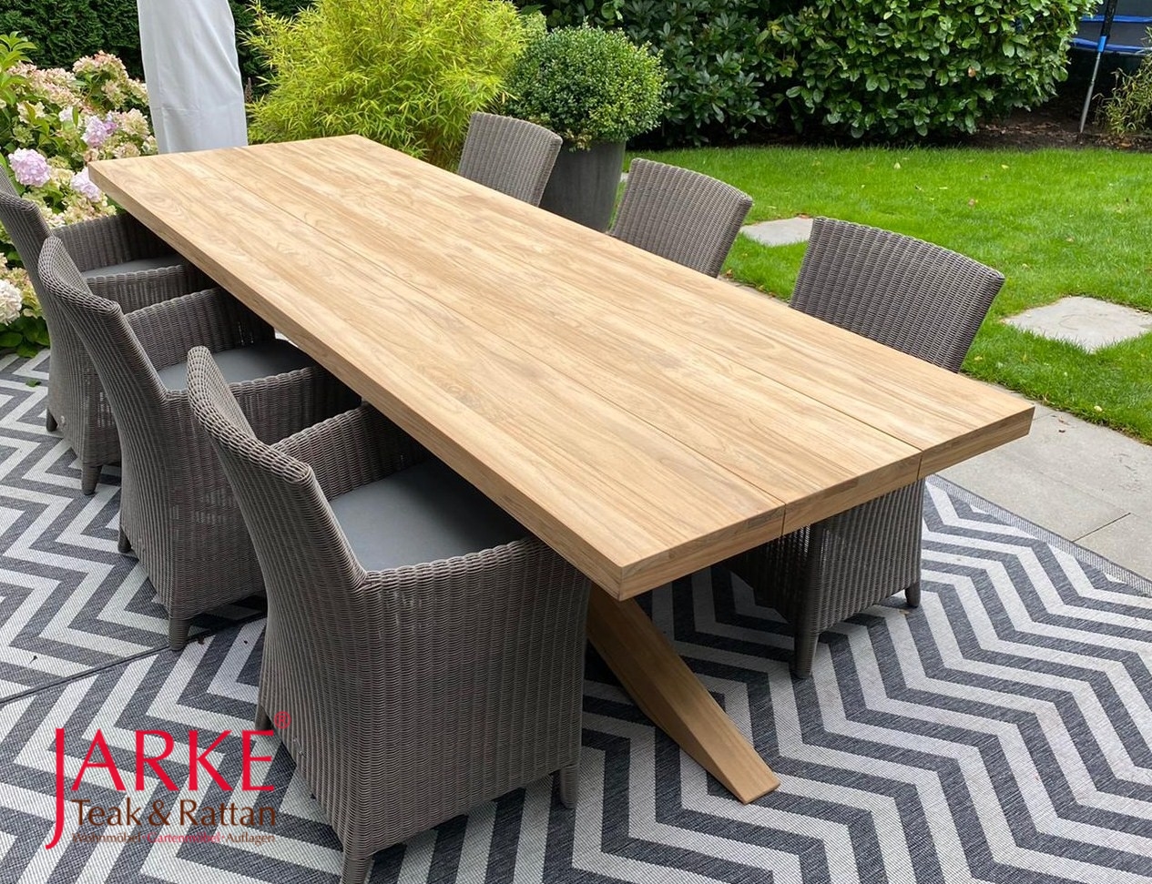 Teak Tisch Ava mit X-Beinen