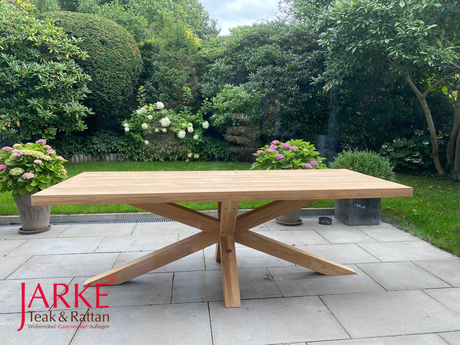 Teak Tisch Ava mit X-Beinen