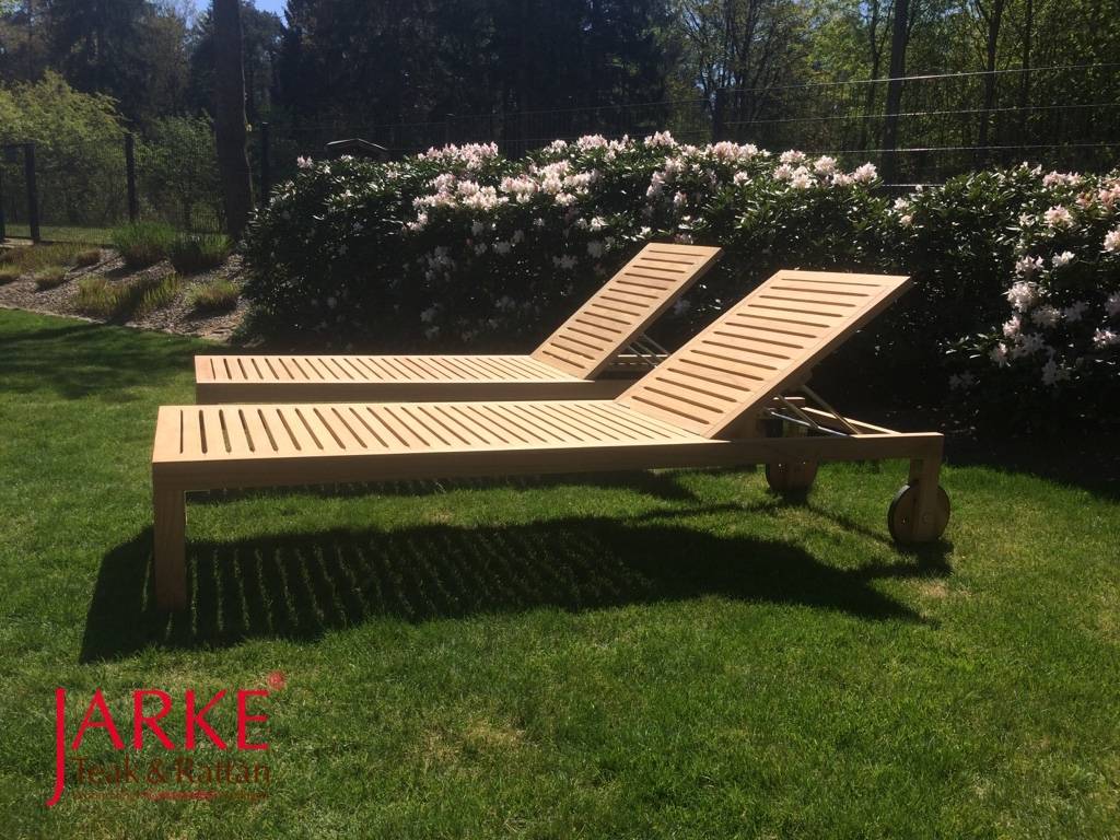 Moderne Teak Liege mit Rädern